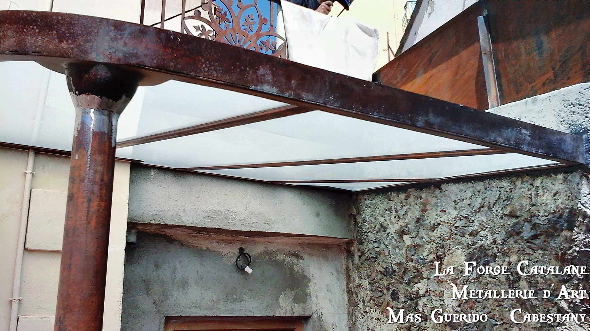 Marquise fer vitrage opalescent descente d eau par le poteau forge catalane.jpg